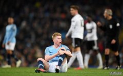 德布劳内在面对富勒姆的卡拉宝杯比赛中遭遇左