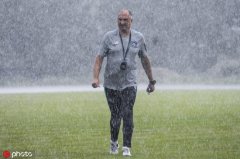暴雨中施大爷监督练习回绝偷工减料 直指周末三