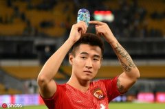 老练！韦世豪谢场北京球迷 护腿板印国安时期相
