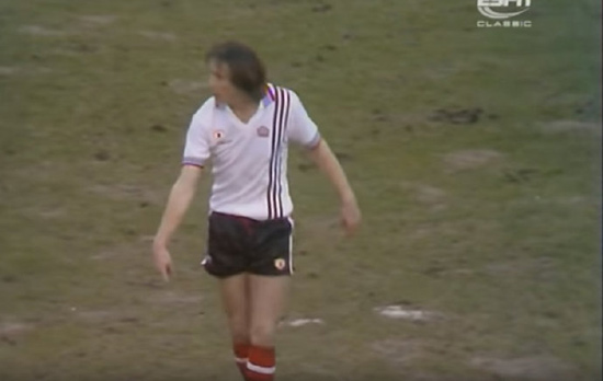 镜报：曼联下赛季球衣将复刻80年代经典设计