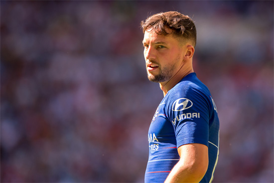 太阳报：喝水哥搭讪姑娘 夜总会外被暴打踩脚踝