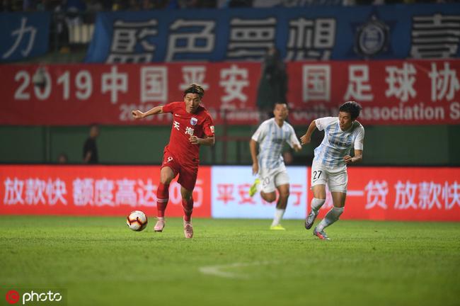 富力后防叕出低级失误 晋鹏翔解围漏球杨旭得良机