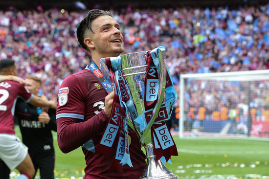 维拉队长痴迷训练睡基地 主帅调侃：妻子还跟着