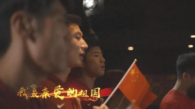 告白祖国!上港球员携球迷深情唱响"我和我的祖国"