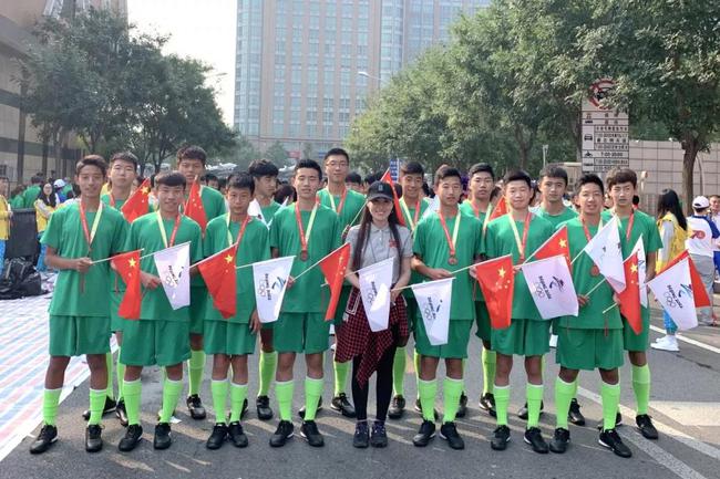 国安U15梯队参与国庆游行 为了这一刻付出都值了