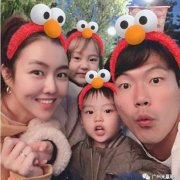 金英权晒出一家四口游玩照片 画面温馨两萌娃抢