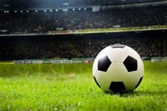 马内回怼瓜迪奥拉:我没有跳水 他就是想干扰裁判